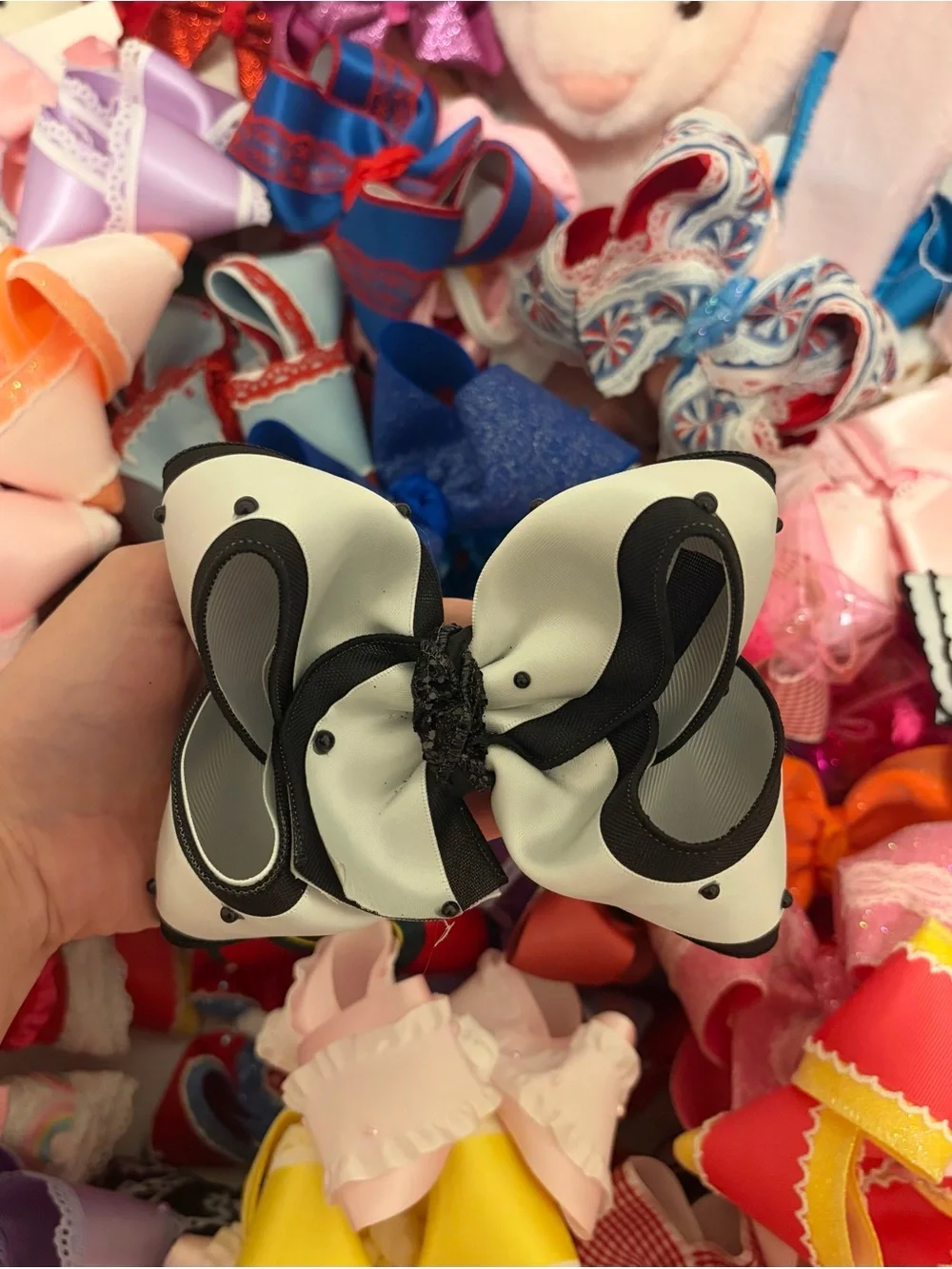 5.5 inch Azaleigh’s Bowtique Bow